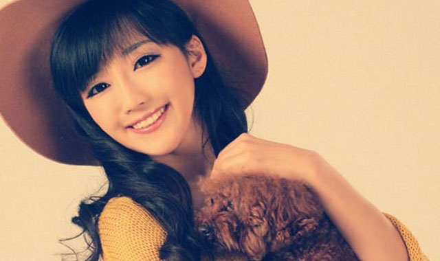 清純美女抱小狗顯甜美