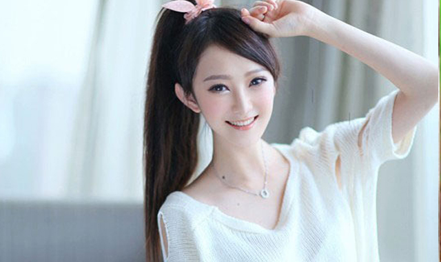 清純美女拿蛋糕可愛(ài)至極