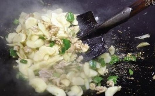 高校驚現蘋果炒肉 水果做的菜也不賴